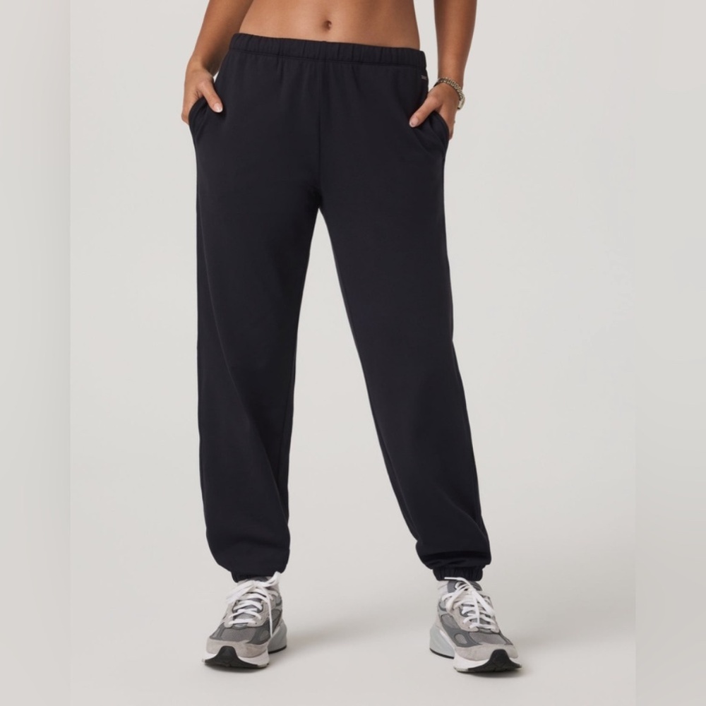 Vuori Halo Modern Sweatpant in Solid Black